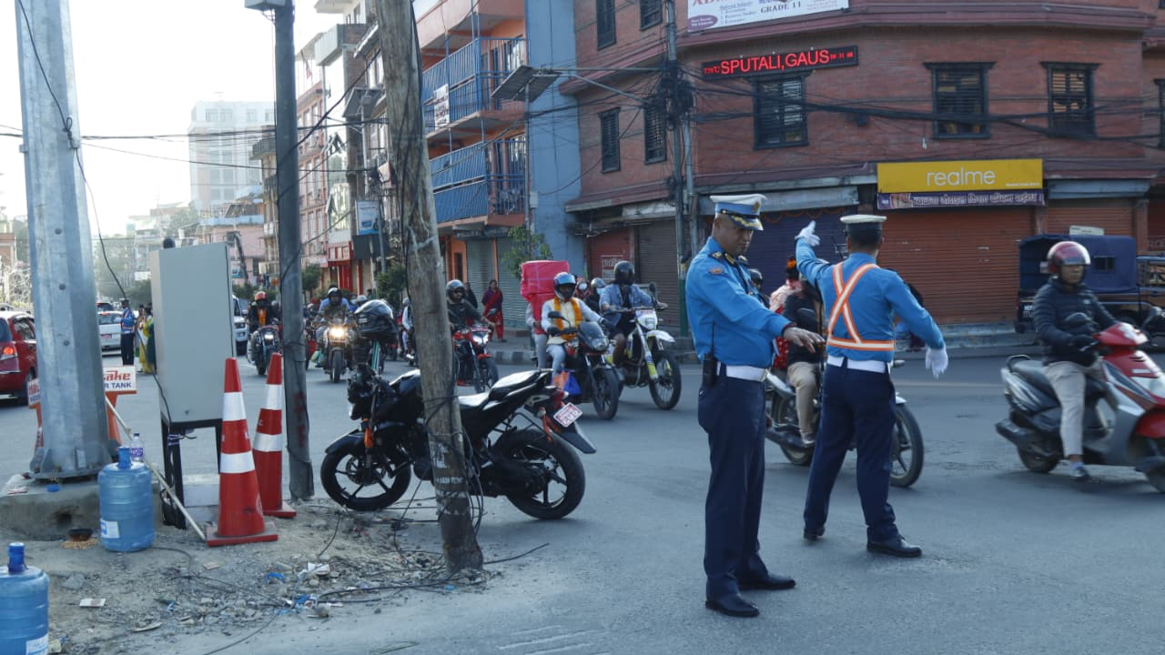 ट्राफिक कारबाहीबाट ५ लाख ६५ हजार राजस्व सङ्कलन