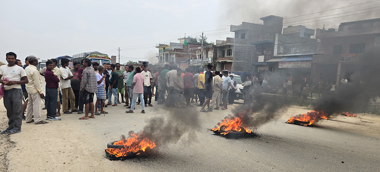सडक विस्तारमा चरम ढिलासुस्ती, आक्रोशित स्थानीयद्वारा पूर्व–पश्चिम राजमार्ग अवरुद्ध, टायर बालेर प्रदर्शन