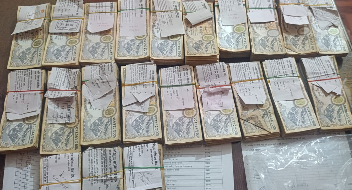 विमानस्थलबाट भारतीय नागरिकसहित २ जना पक्राउ, करिब २७ लाख रूपैयाँ बरामद