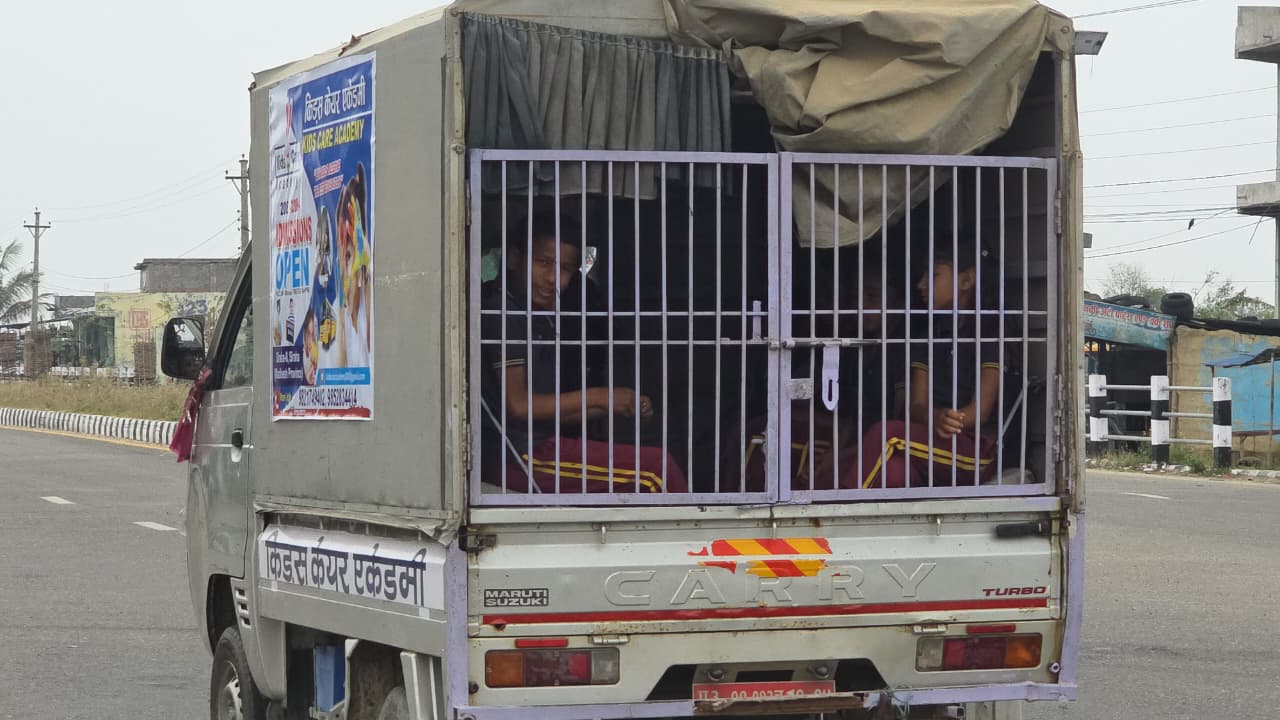 संस्थागत विद्यालयहरुले निर्देशिका विपरीत सवारी सञ्चालन गर्दै