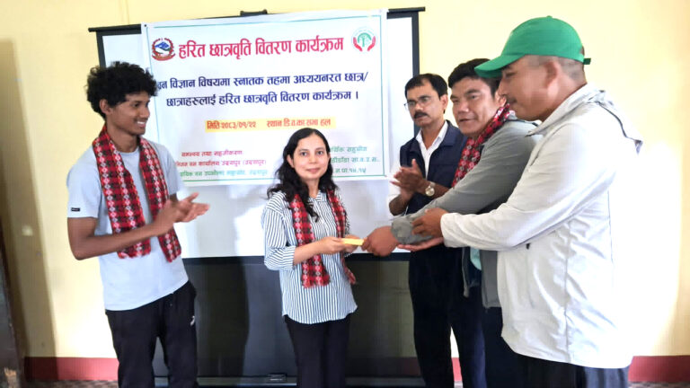 नेपालमा पहिलो पटक वन विज्ञान पढ्ने दुई विद्यार्थीलाई हरित छात्रवृत्ती