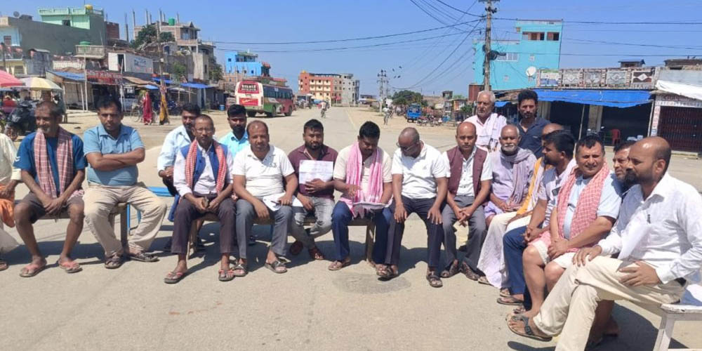 सिरहामा भन्सार कार्यालय बन्दको विरोध, हुलाकीमार्ग अवरुद्ध
