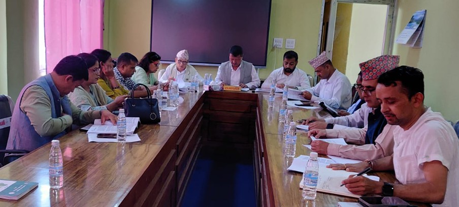 कोशी लेखा समितिमा सचिव–सांसदबीच चर्काचर्की, ‘हात उठाएँ’ भनेपछि ‘झोला बोकेर जानुस्’