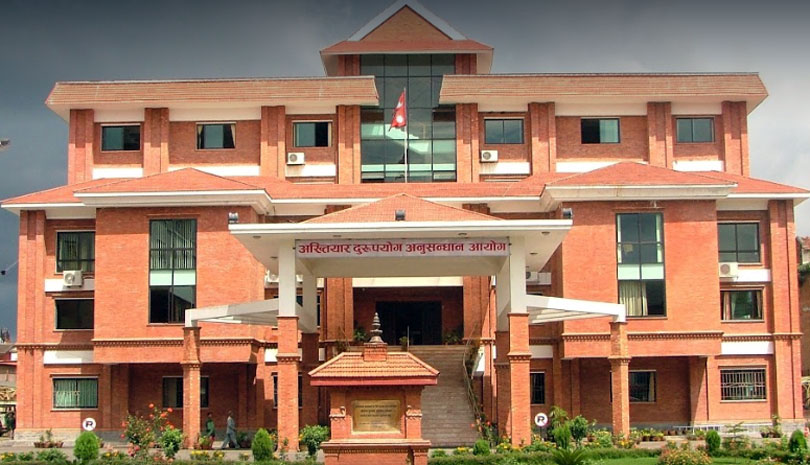 सब डिभिजन वन कार्यालय सिरहाका प्रमुख घुस रकमसहित पक्राउ