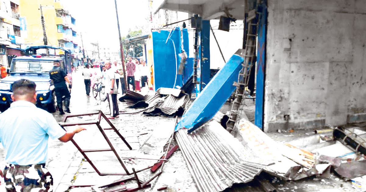 कोशी अस्पतालको अतिक्रमित जग्गाको व्यावसायिक सटरमा डोजर