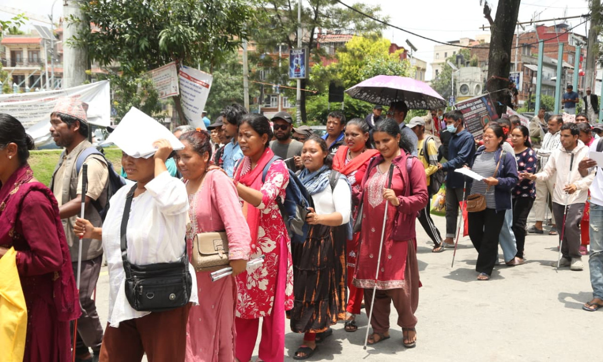 सिंहदरबार घेराउ गर्न लागेका दृष्टिविहीनलाई प्रहरीले रोक्यो