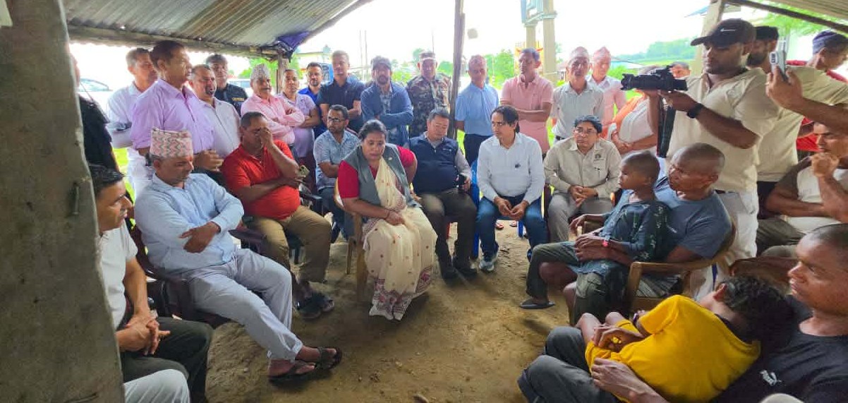 चितवनमा वन्यजन्तु आक्रमणका पीडितको घरमा वनमन्त्री
