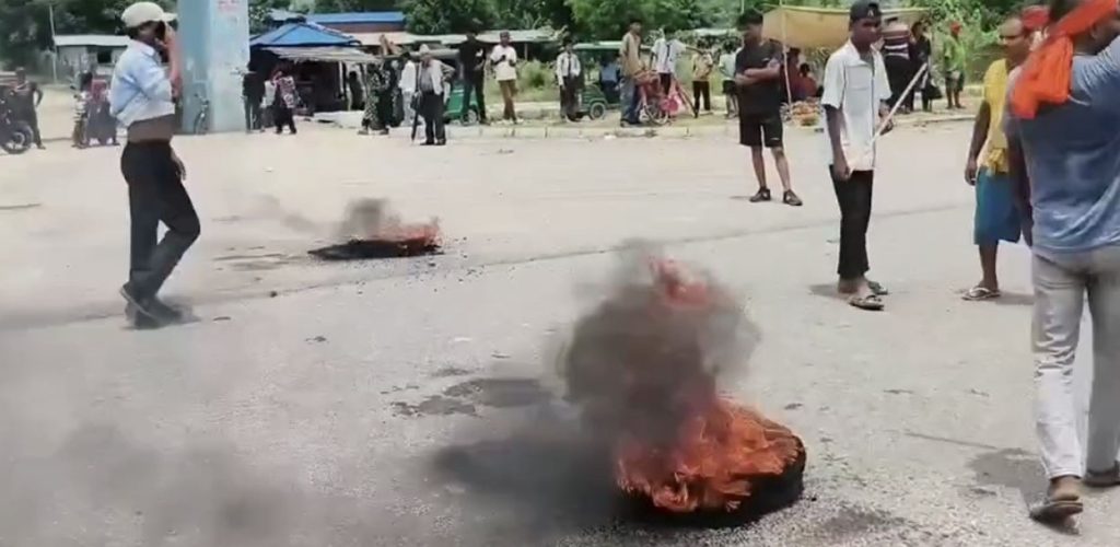 सुनसरी घटनाको विरोधमा सिरहामा पनि प्रदर्शन, केहीबेर पूर्व–पश्चिम राजमार्ग अवरुद्ध