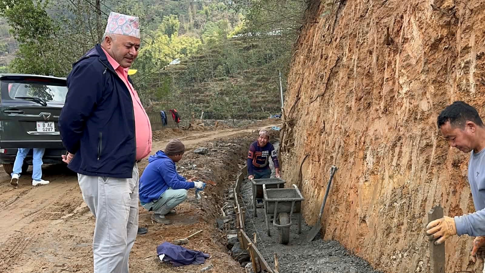 सडक निर्माणबारे प्रश्न उठाउँदा जनप्रतिनिधिबाटै दुव्र्यवहार ः धनकुटामा वडा अध्यक्षको व्यवहारप्रति स्थानीय आक्रोश