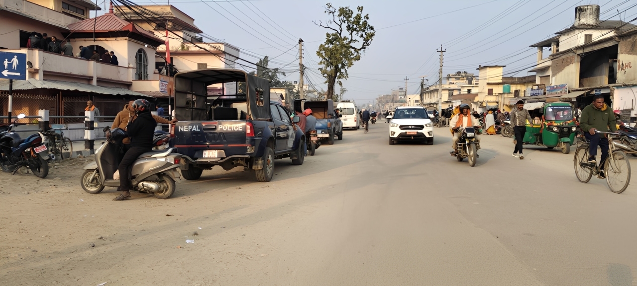 मुख्य सडकमा मनपरी पार्किङ र ठेला, नागरिकलाई असुविधाप्रति सिरहा नगरपालिका मौन