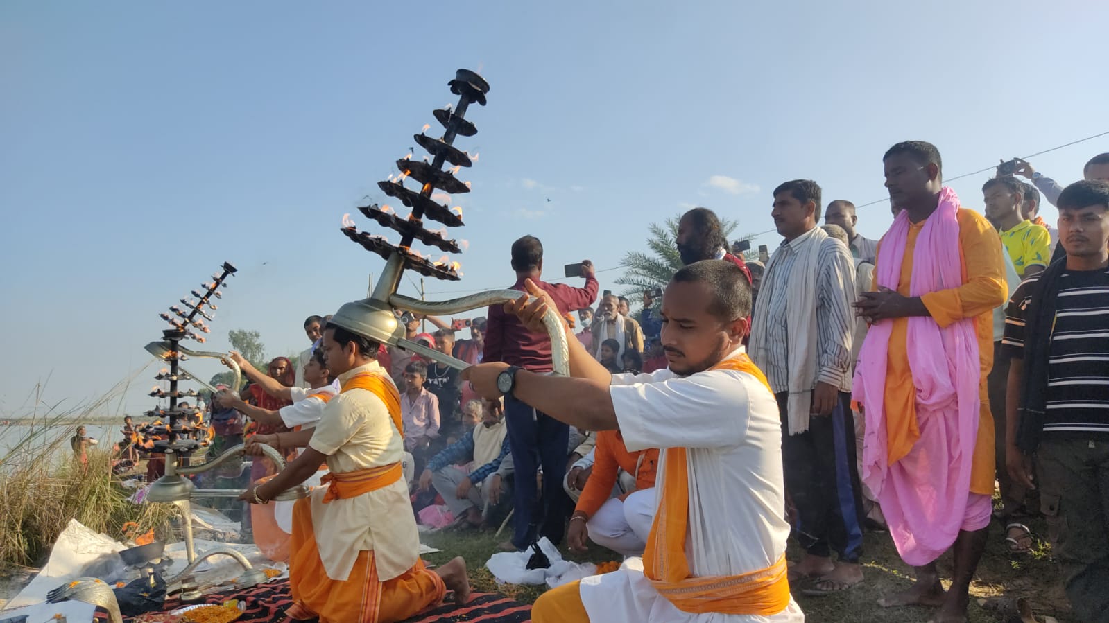 सिरहाको पटेर्वामा कमला बचाउद्वारा महा–कमला आरती