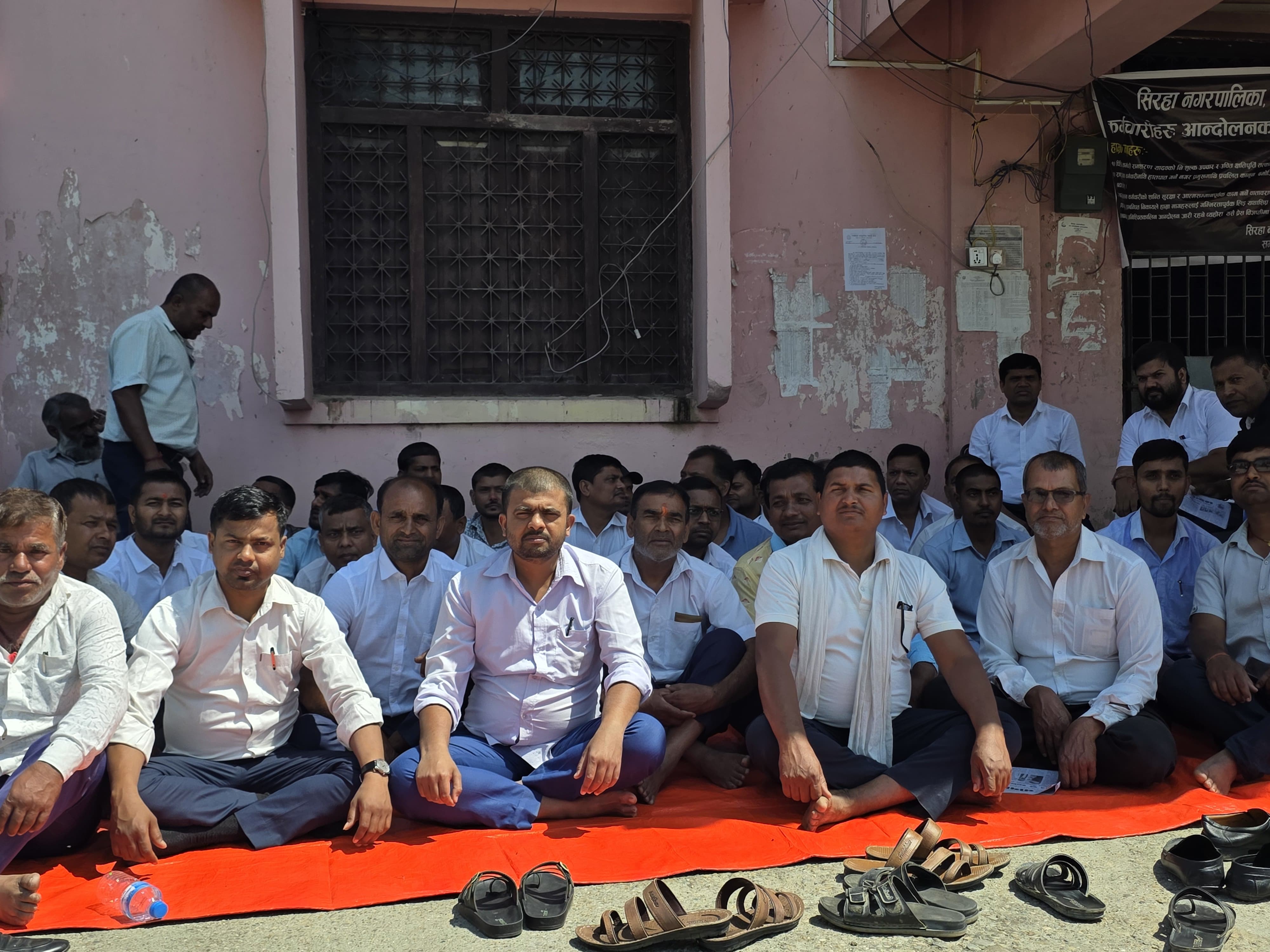 “सिरहा नगरपालिकामा कर्मचारी आन्दोलन सुरु ः कुटपिट विवादले सेवा ठप्प, प्रशासनिक संकट गहिरिँदै”