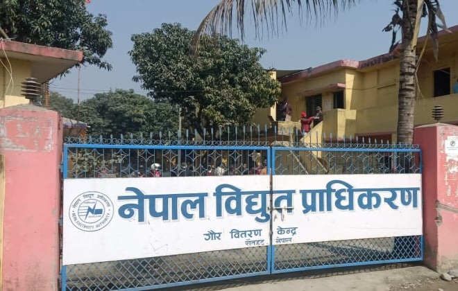 विद्युत् महसुल नतिर्नेको धमाधम लाइन काट्दै गौर वितरण केन्द्र, ९ करोड ५५ लाख बक्यौता उठाउन कठोर